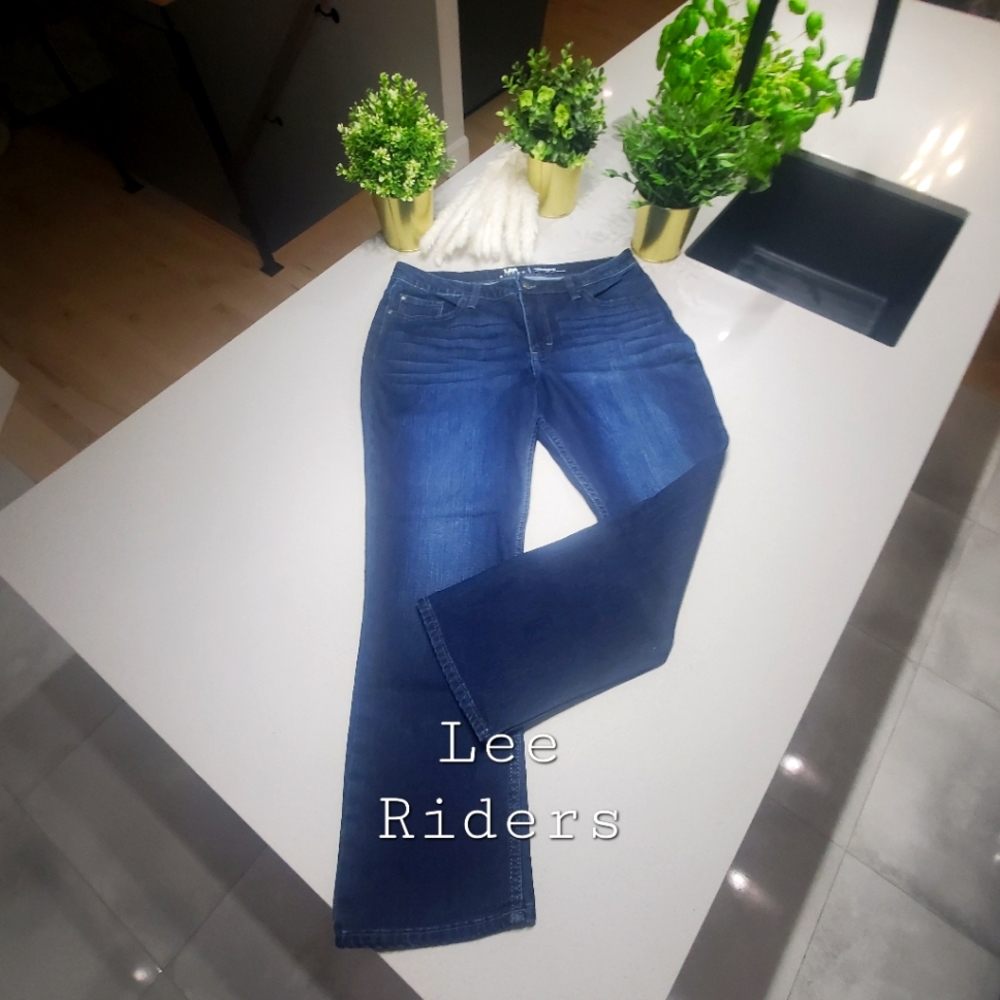 NWOT LEE RIDERS Très beau jeans neuf extensible de style bootcup, jambes droites